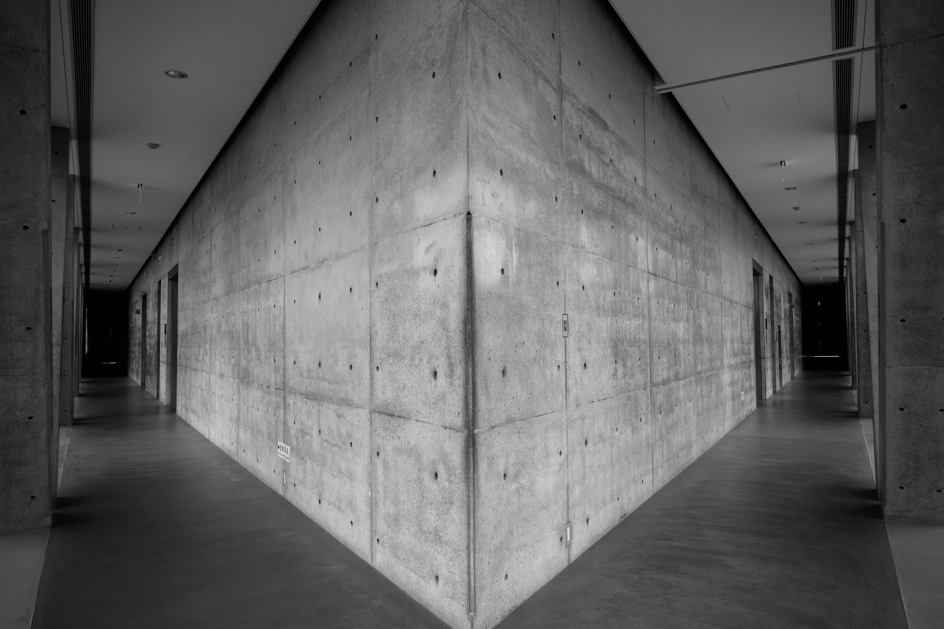 Arquitetura de concreto aparente, obra comercial